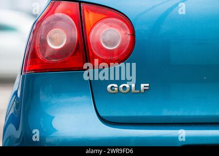 Göteborg, Schweden - 01. März 2024: Rücklicht eines blauen Volkswagen Golf Stockfoto