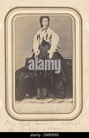 Porträt von Elisabeth Amalie Eugenie in Bayern, Kaiserin von Österreich, dieses Foto ist Teil eines Albums., anonym, 1855 - 1865, Karton, Albumendruck, Höhe 83 mm x Breite 52 mm, Foto Stockfoto