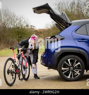 Am 28./01/22 Olympiasiegerin Laura Kenny überreicht ihr neues Toyota Yaris Cross. Alle Rechte vorbehalten: F Stop Press Ltd Stockfoto