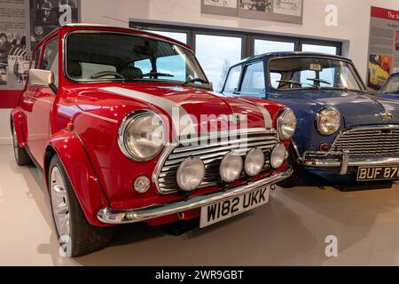 Sparkford.Somerset.Vereinigtes Königreich.7. Januar 2024.Eine Classic Mini Cooper Sport aus dem Jahr 2000 und eine Austin Super Mini Deluxe Limousine aus dem Jahr 1965 sind zu sehen Stockfoto