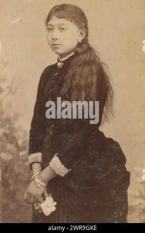 Porträt eines Mädchens in schwarzem Kleid mit weißer Blume in der Hand, dieses Foto ist Teil eines Albums., de Lavieter & Co., den Haag, 1865 - 1903, Karton, Albumendruck, Höhe 83 mm x Breite 52 mm, Foto Stockfoto