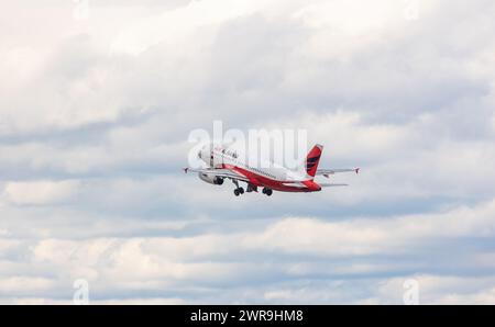 Ein Airbus A319-132 von Air Albania startete von Startbahn 28 des Flughafens Zürich. Registrierung ZA-BEL. (Zürich, Schweiz, 24.05.2022) Stockfoto