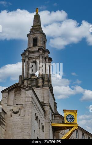 Historischer Kirchturm mit Uhr unter blauem Himmel mit Wolken in Leeds, Großbritannien. Stockfoto