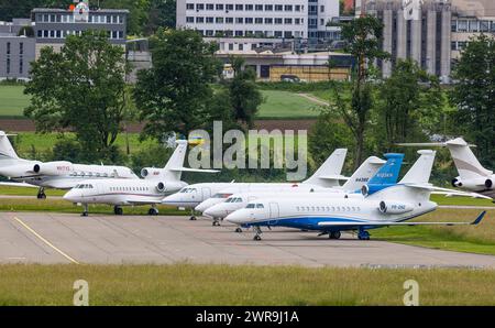 Während des World Economic Forums (WEF) stehen zahlreiche Privatflugzeuge auf den Standplätzen. Vorne ein Dassault Falcon 7X eines Private Besitz Stockfoto