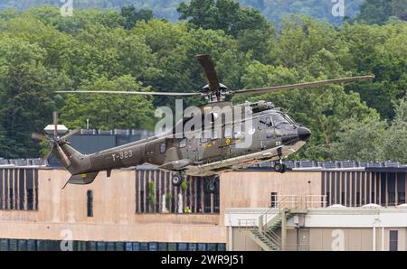 Ein Super Puma des Typs Aerospatiale AS 332, heute Airbus Helicopters H215 der Schweizer Luftwaffe bringt einen Staatsmann an den Flughafen Zürich. Da Stockfoto