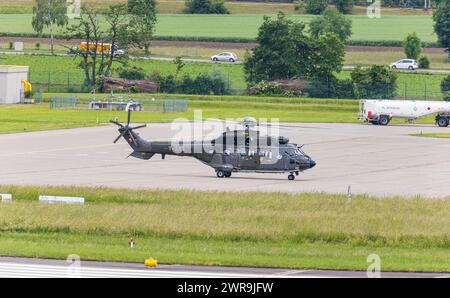 Ein Super Puma des Typs Aerospatiale AS 332, heute Airbus Helicopters H215 der Schweizer Luftwaffe bringt einen Staatsmann an den Flughafen Zürich. Da Stockfoto