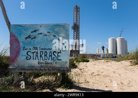 SpaceX und Sternenbasis Schild am Boca Chica Beach, Texas mit Ausrüstung im Hintergrund. Stockfoto