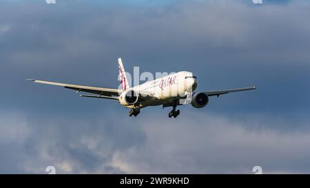 Eine Boeing 777-300ER von Qatar Airways befindet sich im Landeanflug auf den Flughafen Zürich. Das Langstreckenflugzeug trägt, als Sonderbemalung, das Stockfoto