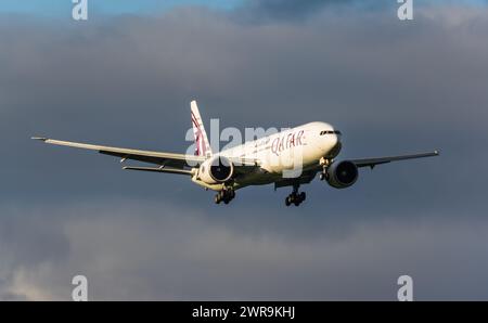 Eine Boeing 777-300ER von Qatar Airways befindet sich im Landeanflug auf den Flughafen Zürich. Das Langstreckenflugzeug trägt, als Sonderbemalung, das Stockfoto