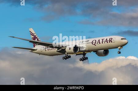 Eine Boeing 777-300ER von Qatar Airways befindet sich im Landeanflug auf den Flughafen Zürich. Das Langstreckenflugzeug trägt, als Sonderbemalung, das Stockfoto