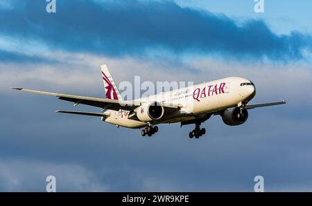 Eine Boeing 777-300ER von Qatar Airways befindet sich im Landeanflug auf den Flughafen Zürich. Das Langstreckenflugzeug trägt, als Sonderbemalung, das Stockfoto