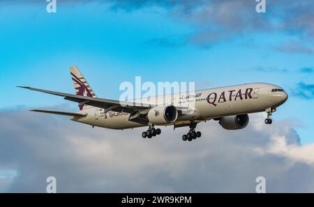 Eine Boeing 777-300ER von Qatar Airways befindet sich im Landeanflug auf den Flughafen Zürich. Das Langstreckenflugzeug trägt, als Sonderbemalung, das Stockfoto