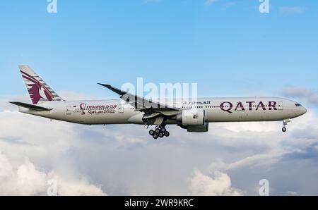 Eine Boeing 777-300ER von Qatar Airways befindet sich im Landeanflug auf den Flughafen Zürich. Das Langstreckenflugzeug trägt, als Sonderbemalung, das Stockfoto