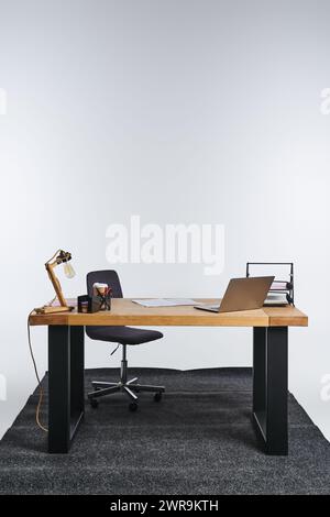 Objektfoto eines modernen, gut ausgestatteten Arbeitsplatzes im Büro mit Laptop und Schreibwaren Stockfoto