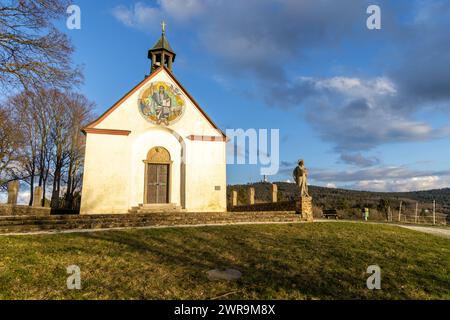 Abendstimmung im Taunus die Abendsonne scheint auf die Landschaft an der St. Gertrudis-Kapelle in Oberreifenberg., Schmitten Hessen Deutschland *** Abendstimmung im Taunus die Abendsonne scheint auf die Landschaft in St. Gertrudis-Kapelle in Oberreifenberg, Schmitten Hessen Deutschland Stockfoto