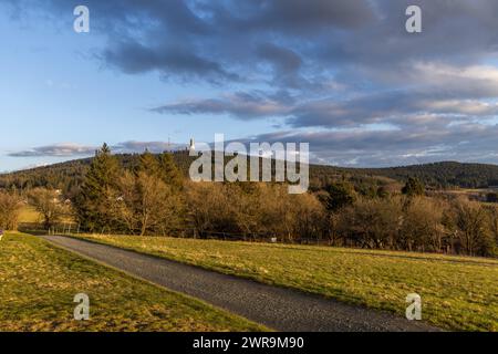 Abendstimmung im Taunus die Abendsonne scheint auf die Landschaft in Oberreifenberg mit dem Großen Feldberg im Hintergrund., Schmitten Hessen Deutschland *** Abendstimmung im Taunus die Abendsonne scheint auf die Landschaft in Oberreifenberg mit dem Großen Feldberg im Hintergrund , Schmitten Hessen Deutschland Stockfoto