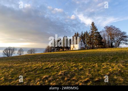 Abendstimmung im Taunus die Abendsonne scheint auf die Landschaft an der St. Gertrudis-Kapelle in Oberreifenberg., Schmitten Hessen Deutschland *** Abendstimmung im Taunus die Abendsonne scheint auf die Landschaft in St. Gertrudis-Kapelle in Oberreifenberg, Schmitten Hessen Deutschland Stockfoto