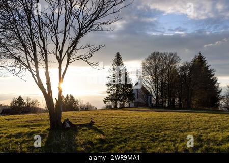 Abendstimmung im Taunus die Abendsonne scheint auf die Landschaft an der St. Gertrudis-Kapelle in Oberreifenberg., Schmitten Hessen Deutschland *** Abendstimmung im Taunus die Abendsonne scheint auf die Landschaft in St. Gertrudis-Kapelle in Oberreifenberg, Schmitten Hessen Deutschland Stockfoto