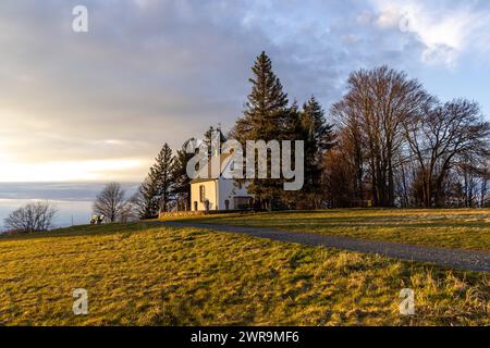 Abendstimmung im Taunus die Abendsonne scheint auf die Landschaft an der St. Gertrudis-Kapelle in Oberreifenberg., Schmitten Hessen Deutschland *** Abendstimmung im Taunus die Abendsonne scheint auf die Landschaft in St. Gertrudis-Kapelle in Oberreifenberg, Schmitten Hessen Deutschland Stockfoto