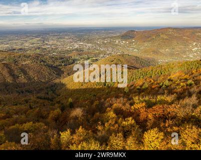 Wielka Czantoria und Mala Czantoria Hügel in Beskiden Slaski Berge in Polen. Beskiden Berge am Spätherbsttag mit klarem Himmel. Polnisch Hill mou Stockfoto