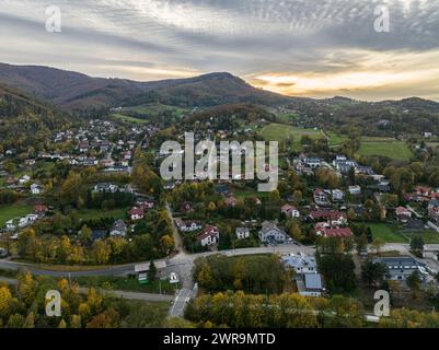 Ustron Luftaufnahme. Landschaft der Stadt und des Kurorts in Ustron auf den Hügeln der Schlesischen Beskiden, Polen. Drohnenblick auf den beskid Mountain Stockfoto