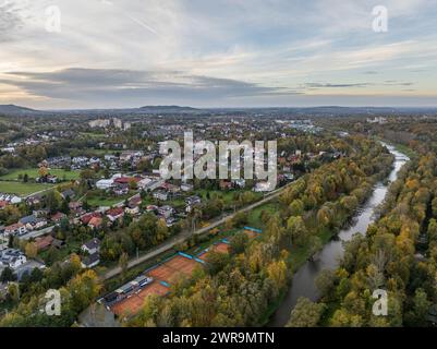 Ustron Luftaufnahme. Landschaft der Stadt und des Kurorts in Ustron auf den Hügeln der Schlesischen Beskiden, Polen. Drohnenblick auf den beskid Mountain Stockfoto