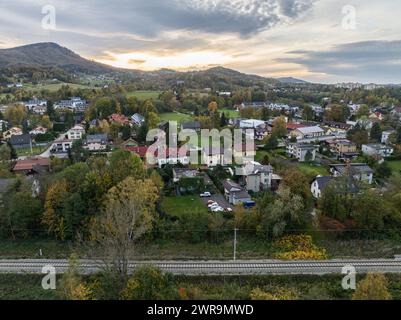 Ustron Luftaufnahme. Landschaft der Stadt und des Kurorts in Ustron auf den Hügeln der Schlesischen Beskiden, Polen. Drohnenblick auf den beskid Mountain Stockfoto