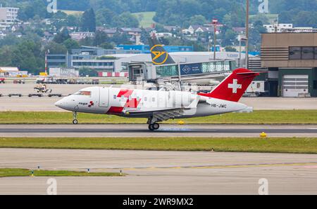 Ein Ambulanzflugzeug des Typ Bombardier Challenger 650 von Swiss Air Ambulance (REGA) landet auf Landebahn 34 des Flughafen Zürich. Registrierung HB-JW Stockfoto