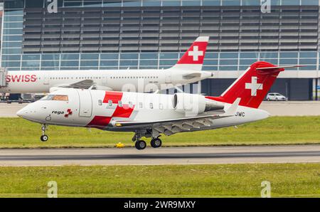 Ein Ambulanzflugzeug des Typ Bombardier Challenger 650 von Swiss Air Ambulance (REGA) landet auf Landebahn 34 des Flughafen Zürich. Registrierung HB-JW Stockfoto