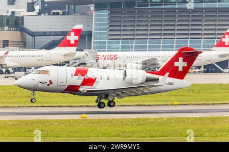 Ein Ambulanzflugzeug des Typ Bombardier Challenger 650 von Swiss Air Ambulance (REGA) landet auf Landebahn 34 des Flughafen Zürich. Registrierung HB-JW Stockfoto