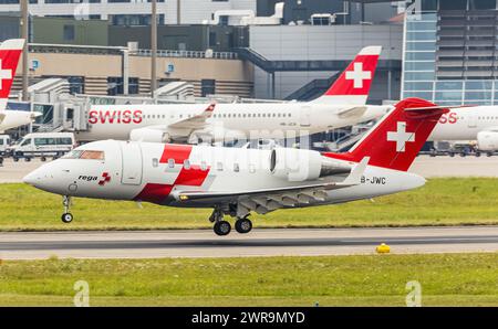 Ein Ambulanzflugzeug des Typ Bombardier Challenger 650 von Swiss Air Ambulance (REGA) landet auf Landebahn 34 des Flughafen Zürich. Registrierung HB-JW Stockfoto