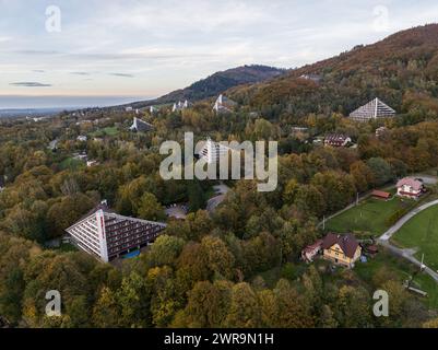 Ustron Luftaufnahme. Landschaft der Stadt und des Kurorts in Ustron auf den Hügeln der Schlesischen Beskiden, Polen. Drohnenblick auf den beskid Mountain Stockfoto