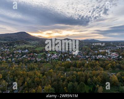 Ustron Luftaufnahme. Landschaft der Stadt und des Kurorts in Ustron auf den Hügeln der Schlesischen Beskiden, Polen. Drohnenblick auf den beskid Mountain Stockfoto