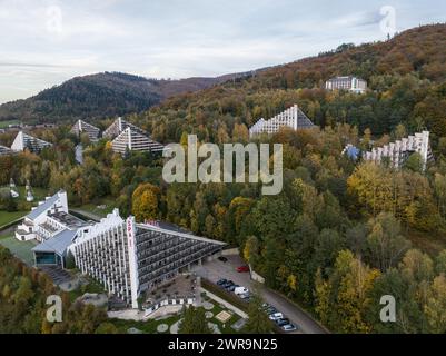 Ustron Luftaufnahme. Landschaft der Stadt und des Kurorts in Ustron auf den Hügeln der Schlesischen Beskiden, Polen. Drohnenblick auf den beskid Mountain Stockfoto