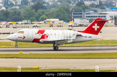 Ein Ambulanzflugzeug des Typ Bombardier Challenger 650 von Swiss Air Ambulance (REGA) landet auf Landebahn 34 des Flughafen Zürich. Registrierung HB-JW Stockfoto