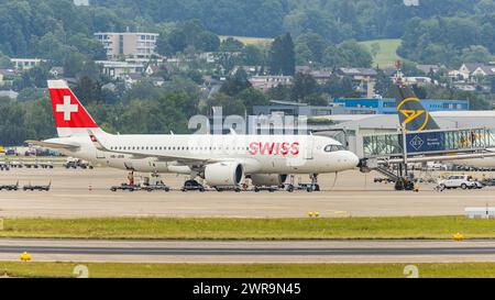 Ein Airbus A320-271N (Airbus A320neo) von Swiss International Airlines wird am Terminal abgefertig. Registrierung HB-JDB. (Zürich, Schweiz, 06.08.2022) Stockfoto