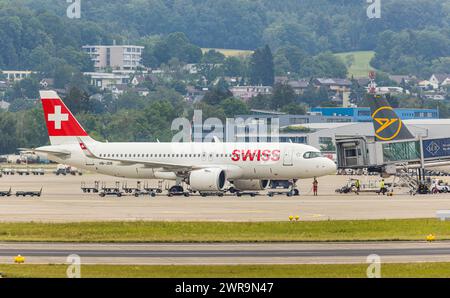 Ein Airbus A320-271N (Airbus A320neo) von Swiss International Airlines wird am Terminal abgefertig. Registrierung HB-JDB. (Zürich, Schweiz, 06.08.2022) Stockfoto