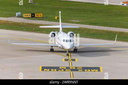 Ein Dassault Falcon 2000LXS von Air Alsie rollt nach der Landung auf dem Flughafen Zürich zum Standplatz. Registrierung OY-CKK. (Zürich, Schweiz, 23,10 Stockfoto