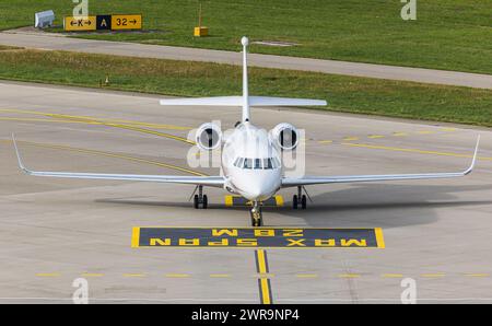 Ein Dassault Falcon 2000LXS von Air Alsie rollt nach der Landung auf dem Flughafen Zürich zum Standplatz. Registrierung OY-CKK. (Zürich, Schweiz, 23,10 Stockfoto