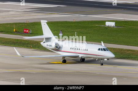 Ein Dassault Falcon 2000LXS von Air Alsie rollt nach der Landung auf dem Flughafen Zürich zum Standplatz. Registrierung OY-CKK. (Zürich, Schweiz, 23,10 Stockfoto