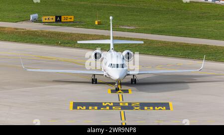 Ein Dassault Falcon 2000LXS von Air Alsie rollt nach der Landung auf dem Flughafen Zürich zum Standplatz. Registrierung OY-CKK. (Zürich, Schweiz, 23,10 Stockfoto