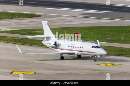 Ein Dassault Falcon 2000LXS von Air Alsie rollt nach der Landung auf dem Flughafen Zürich zum Standplatz. Registrierung OY-CKK. (Zürich, Schweiz, 23,10 Stockfoto