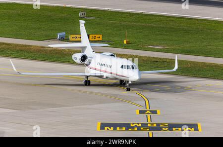 Ein Dassault Falcon 2000LXS von Air Alsie rollt nach der Landung auf dem Flughafen Zürich zum Standplatz. Registrierung OY-CKK. (Zürich, Schweiz, 23,10 Stockfoto