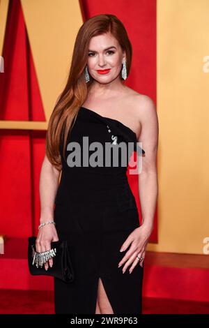 USA. März 2024. Isla Fisher geht auf dem roten Teppich bei der Oscar Party der Vanity Fair 2024, die am 10. März 2024 im Wallis Annenberg Center for the Performing Arts in Beverly Hills stattfand. (Foto: Anthony Behar/SIPA USA) Credit: SIPA USA/Alamy Live News Stockfoto