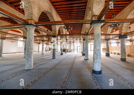 Konya, Türkei - Aug 5,2023: Die Alaeddin Keykubad Moschee zeigt beeindruckende Beispiele seldschukischer Kunst mit ihren wunderschön gefertigten Minaretten und Stockfoto