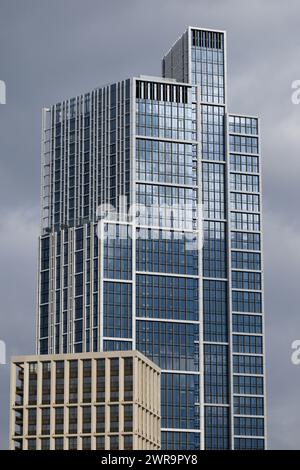 Neue Turmblöcke in der Gegend von Nine Elms im Süden Londons. Die Wolkenkratzer sind Teil eines größeren Sanierungsprojekts von Battersea und Nine Elms. Der Bereich b Stockfoto