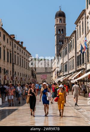 Dubrovnik, Kroatien, August 2023. Gruppe von Mädchen, die eine Stradun Street in der Altstadt von Dubrovnik entlang laufen Stockfoto