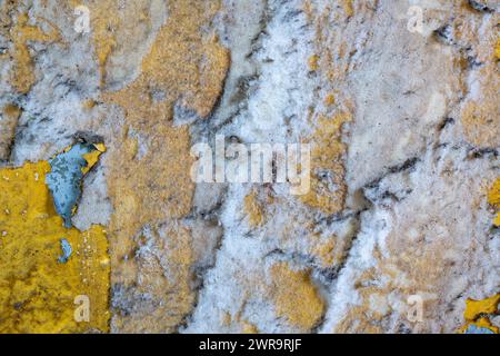Salpeter an einer Wand in einem Raum, gesundheitsschädlich Stockfoto