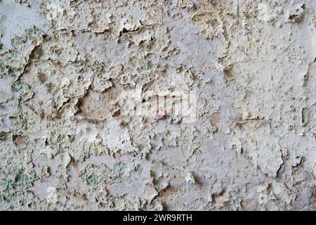 Farbe blättert von einer Wand im Haus ab Stockfoto