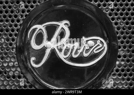 Sparkford.Somerset.Vereinigtes Königreich.7. Januar 2024.Nahaufnahme des Rover-Logos auf einem 1922 Rover 8HP im Haynes Motor Museum in Somerset Stockfoto